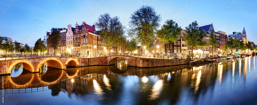 Naklejka premium Panorama z Amsterdamu w Holandii w nocy