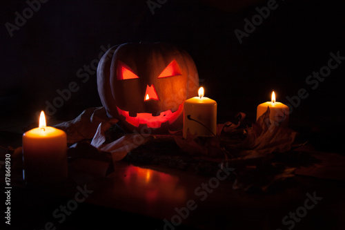Halloween calabaza con velas de fondo
