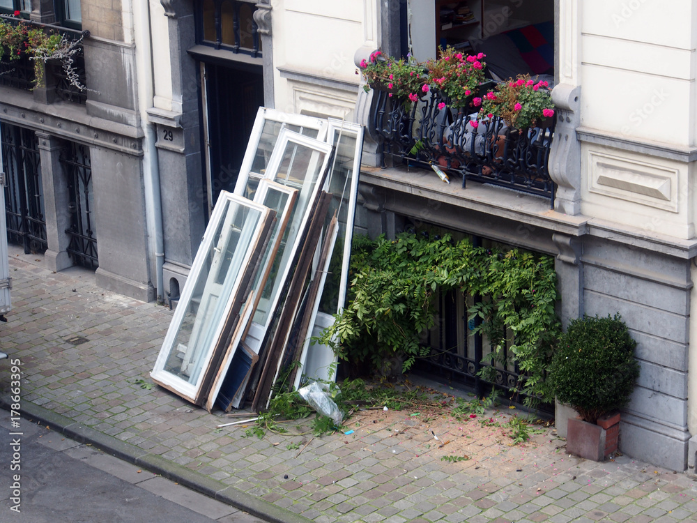 Gebäudemodernisierung: Ausgebaute Fenster Stock-Foto | Adobe Stock