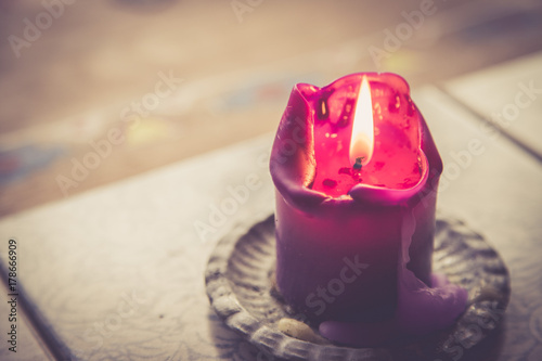 Brennende violette Kerze, Textfreirau photo