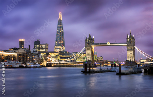 Die Tower Bridge in London an einem st  rmischen Abend im Herbst  Gro  britannien