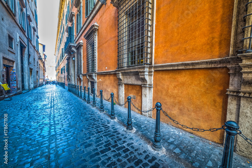Narrow street in downtown Rome © Gabriele Maltinti