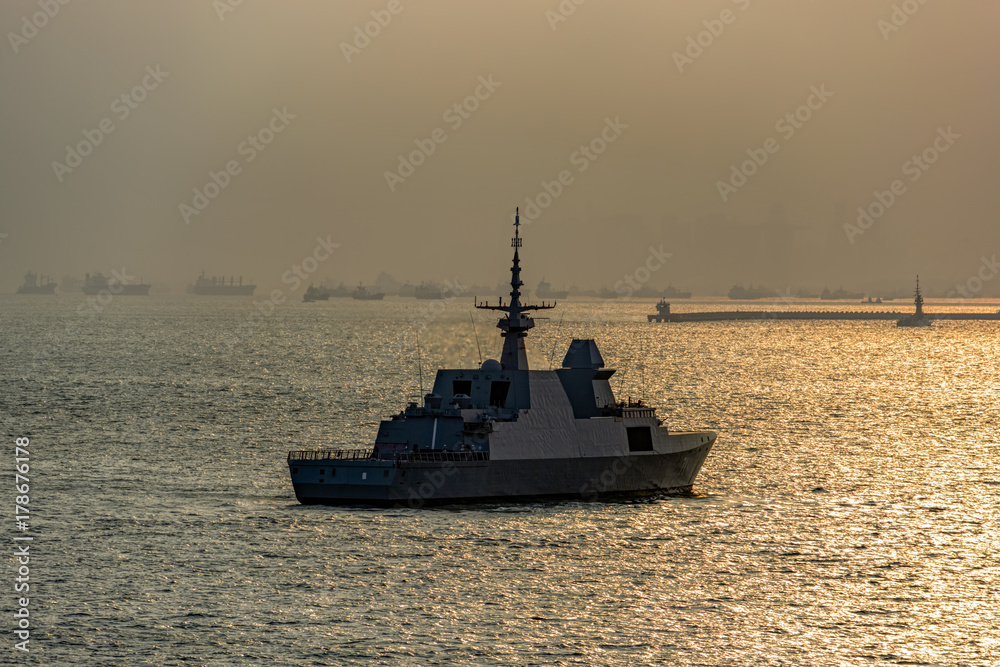 Obraz premium Modern battleship in Singapore Strait.