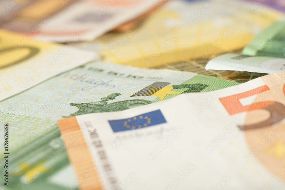 Nahaufnahme von vielen Euro Geldscheinen