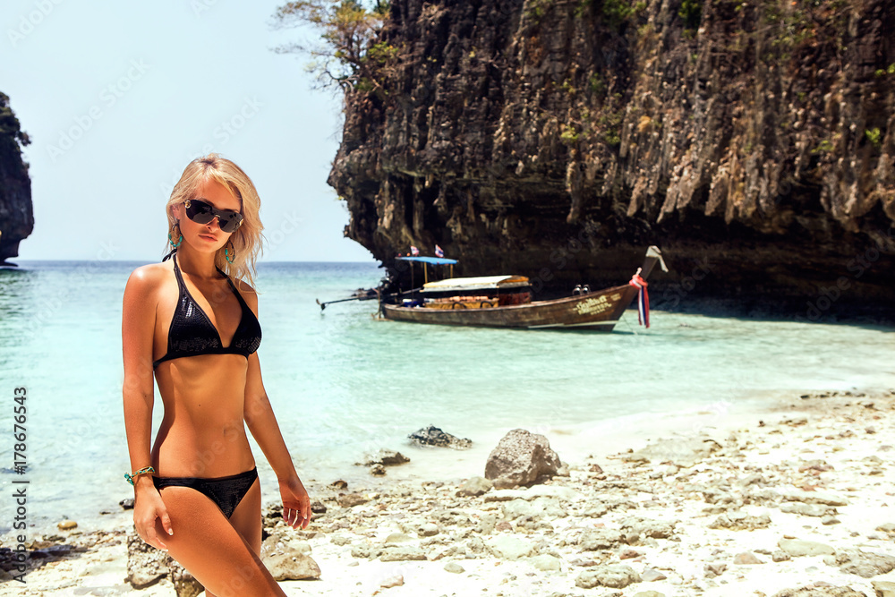 Obraz premium Beautiful woman relaxing on the beach. Thailand