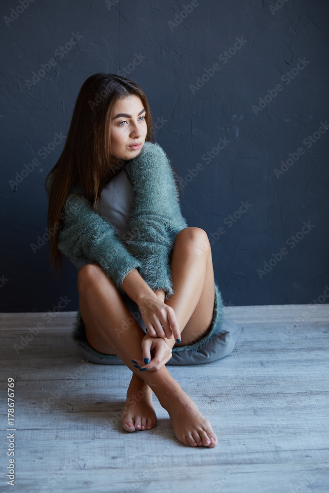 Naklejka premium Cute morning girl