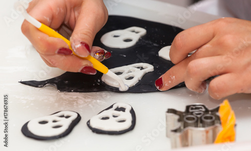 Figures of Halloween with fondant paste or sugar paste.