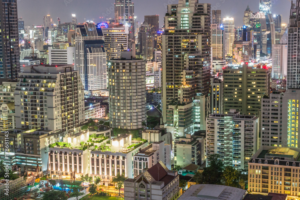 Naklejka premium Nocny widok, piękna noc, Bangkok, Tajlandia, centrum miasta