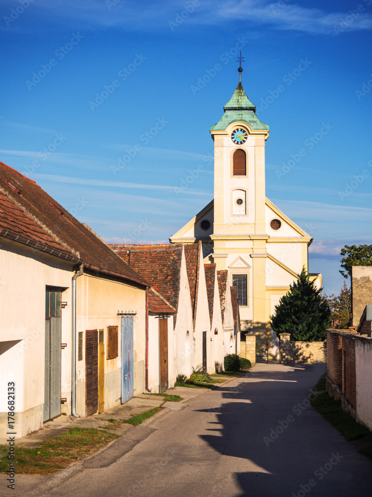 Kellergasse in Oggau mit Kirche