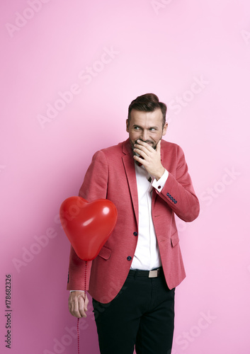 Fotografia Man with heart shape balloon giggling
