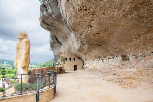 Les Eyzies de Tayac. Statue de l'homme de cro-magnon sur le chemin  qui domine le village. Dordogne. Nouvelle-Aquitaine photo