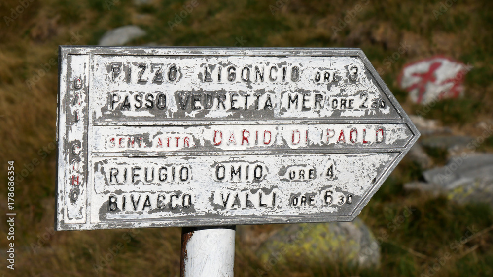 Indicazione sentiero di montagna sulle Alpi Pizzo Ligoncio