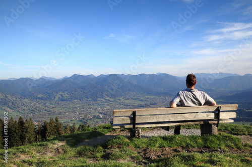 Mann sitzt am Aussichtspunkt © rupbilder