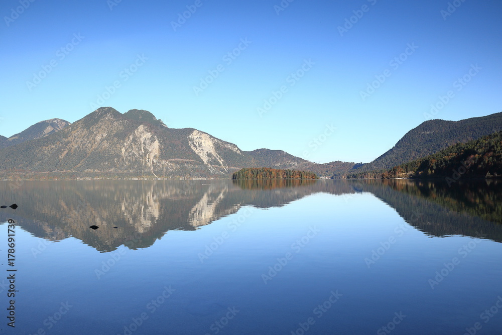 gespiegelte Berge im See