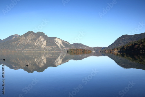 gespiegelte Berge im See