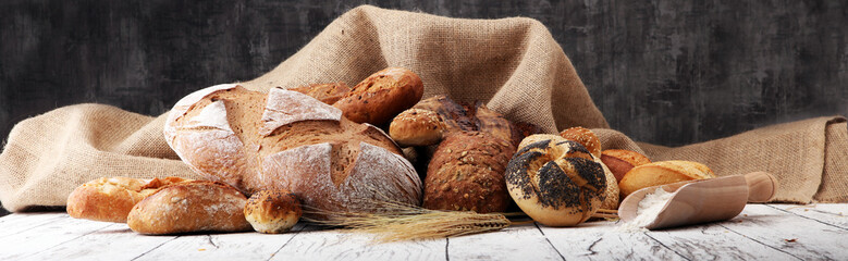 Papier peint photo Boulangerie Pains cuits sur table en bois  © beats_