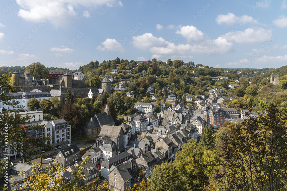 Deutschland, Monschau;  Blick auf  das historische Eifelstädtchen Monschau