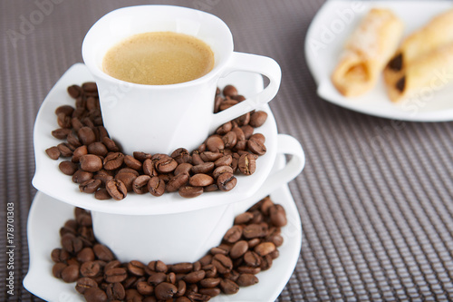 A cup of aromatic coffee and a cookie is a good idea to start the day. 