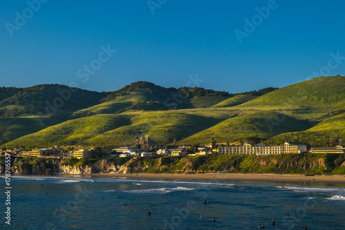 Waiting for the Sun to set at Pismo Beach, Oceano Dunes Natural Preserve, California, USA