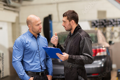 Фотография auto mechanic and customer at car shop