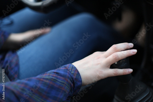 Женская рука на коробке передач