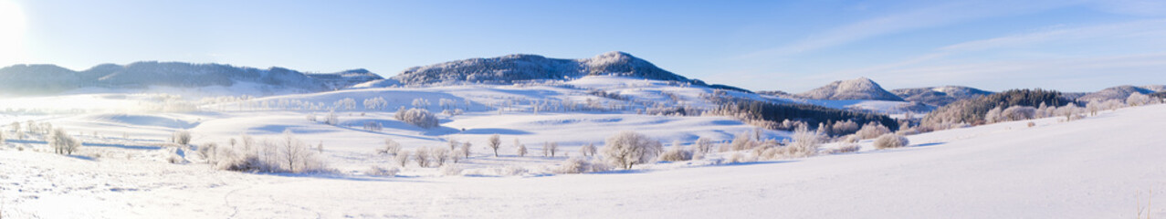 Fototapete Jahreszeiten Winterlandschaft in Polen mit Schnee  © CCat82