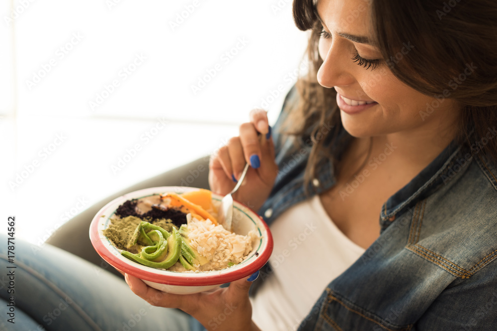 Plakat Woman eating a vegan bowl