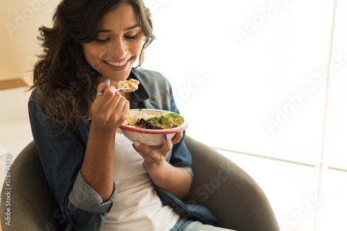 Photo Woman eating a vegan bowl