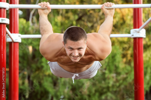 Sporty young man training o...