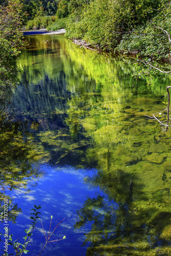 Fototapeta Naklejka Na Ścianę i Meble -  Summer Blue Green Colors Reflection Rocks Wenatchee River Valley Washington