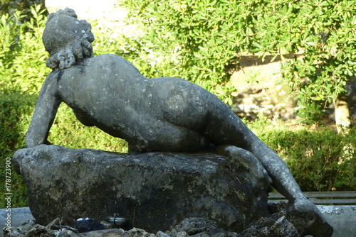 scultura di donna nuda vista di spalle