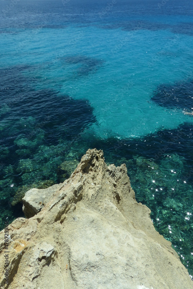 scogliera con mare cristallino