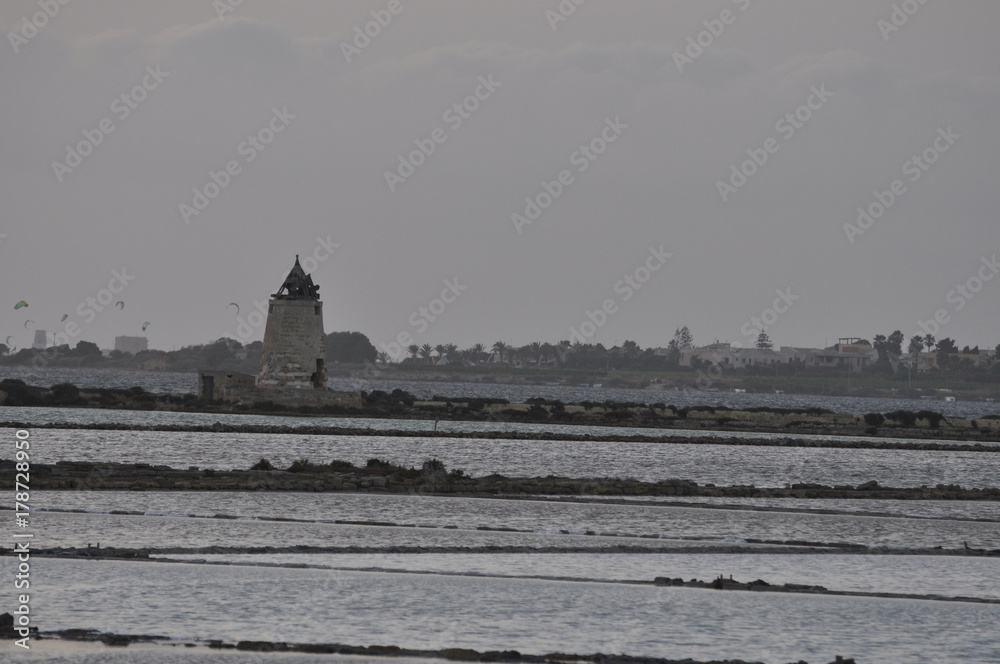 Saline di Marsala con i suoi mulini e vasche al tramonto Saline di Marsala con i suoi mulini e vasche al tramonto