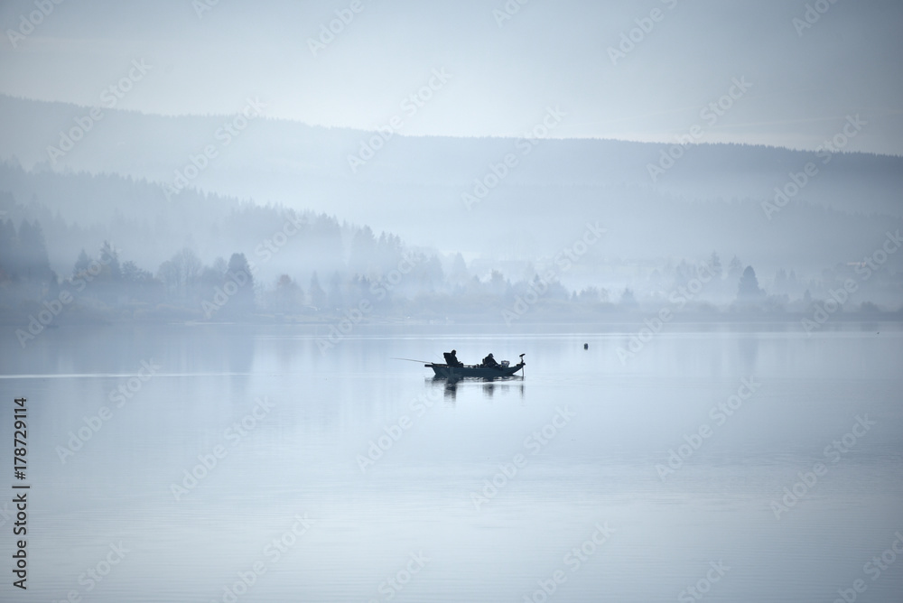 Pêcheurs en barque sur le lac de Saint-Point (Doubs)