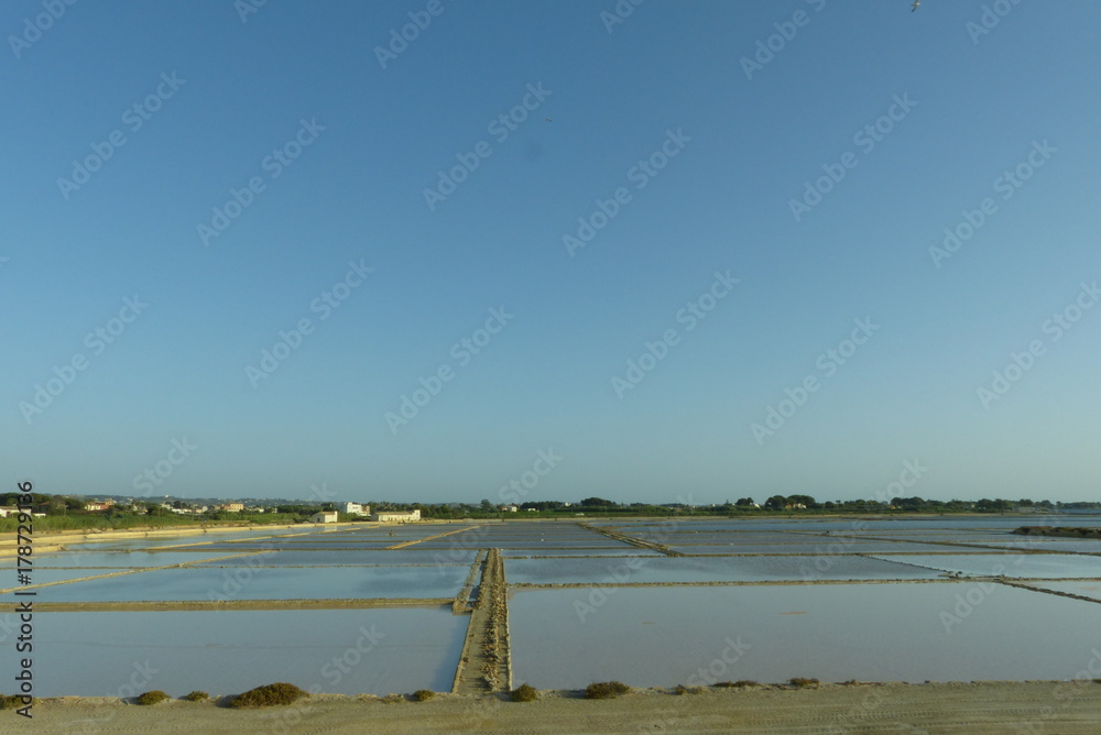 Saline di Marsala con i suoi mulini e vasche al tramonto Saline di Marsala con i suoi mulini e vasche al tramonto