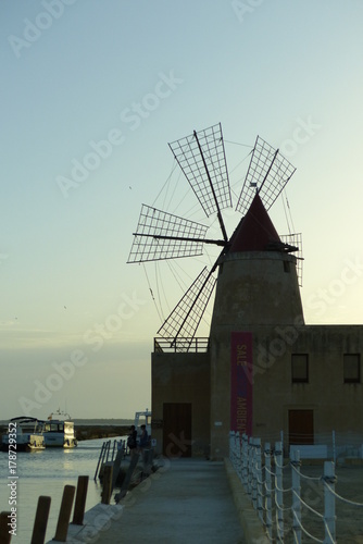 Saline di Marsala con i suoi mulini e vasche al tramonto