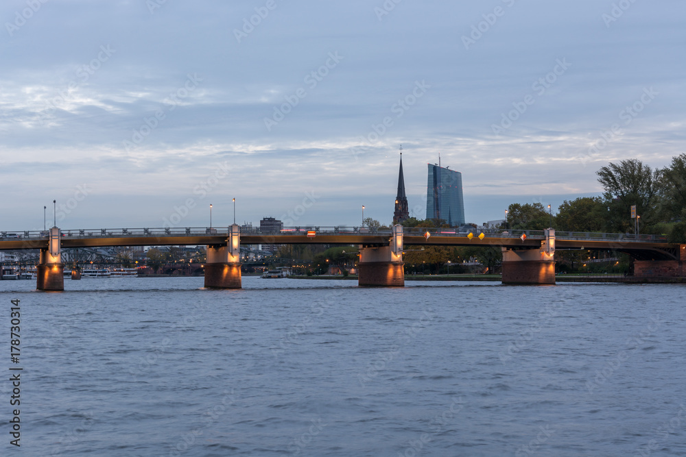 Naklejka premium The Untermain bridge over the river Main in Frankfurt with the EZB bulding