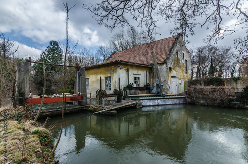 alte schleusenstation bei bach