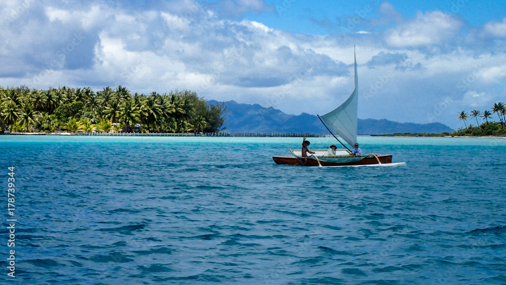 Obraz premium Sailing on the lagoon