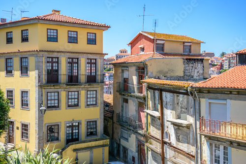 Fényképezés Old ramshackle houses in historical part of Porto