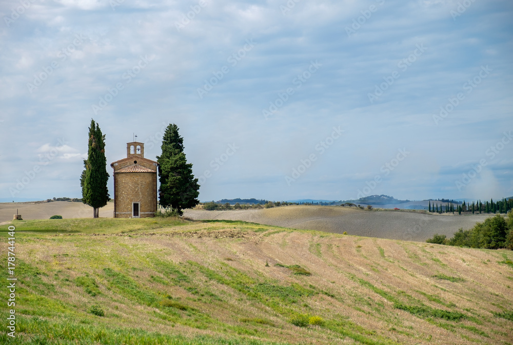 Fototapeta premium Tuscany, Italy landscape with old little church