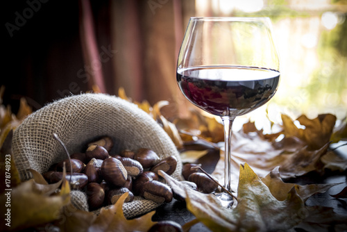 castagne con bicchiere di vino