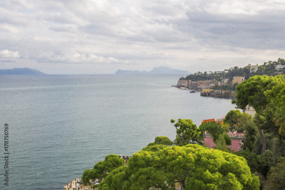 Panorama di Capri da Posillipo, a Napoli. Il golfo dell' omonima città e le sue acque si trovano sulla sinistra.