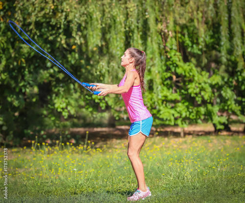 Young woman skipping rope i...