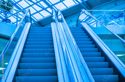 Escalator. Raising people t...
