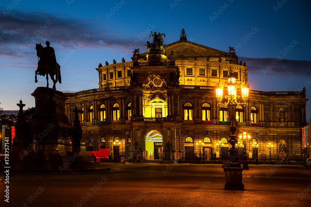 Semperoper in Dresden bei Nacht, Sachsen, Deutschland