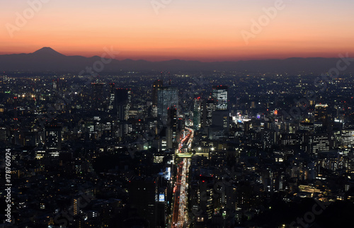 日本の東京都市風景・「渋谷駅周辺のビル群などを望む」（画面左奥には、夕焼けに浮かび上がる富士山）