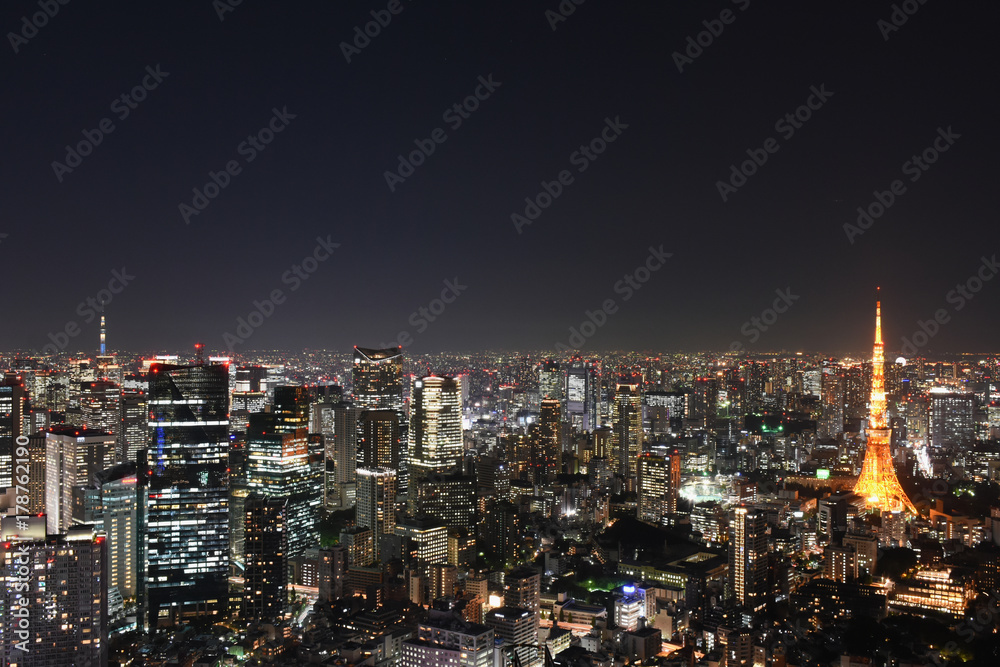 日本の東京都市景観「港区や中央区、墨田区方面などを望む」（画面左奥には東京スカイツリー、画面右には、東京タワー」