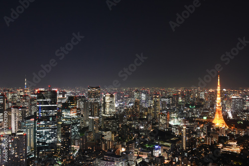 日本の東京都市景観「港区や中央区、墨田区方面などを望む」（画面左奥には東京スカイツリー、画面右には、東京タワー」
