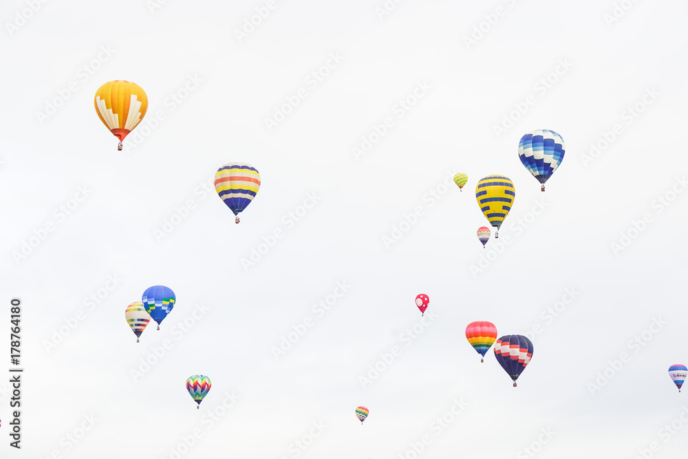 空に浮かぶカラフルな熱気球たち　砺波バルーンフェスタ